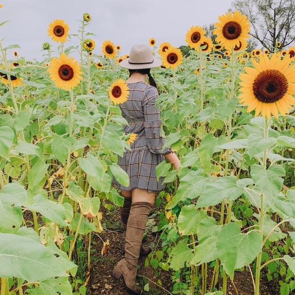 Meet Your Posher, Nicole! Hellllllooooo! - Picture 8 of 14